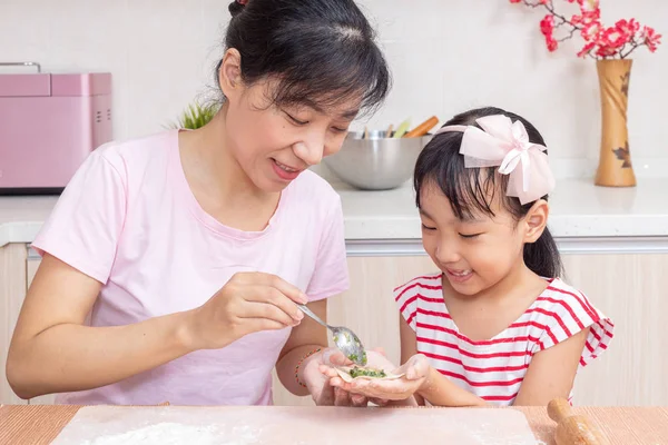 Asiatisk Kinesisk Mor Datter Som Lager Melboller Kjøkkenet Hjemme – stockfoto