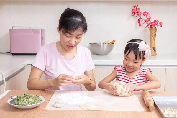 Asiática China Madre Hija Haciendo Dumpling Cocina Casa — Foto de Stock