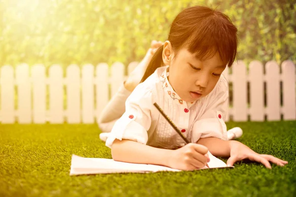 Aziatische Chinese Meisje Geknield Het Gras Huiswerk Buiten Park — Stockfoto