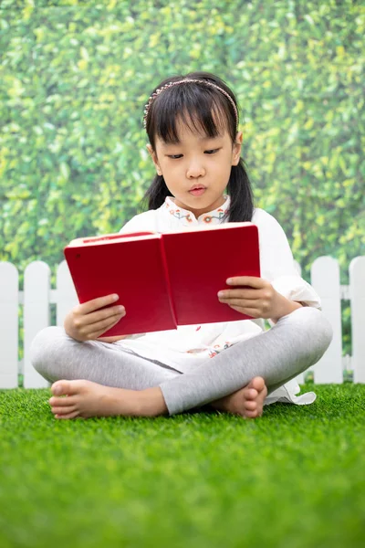 Asiatische Kleine Chinesische Mädchen Sitzen Auf Dem Gras Und Lesen — Stockfoto