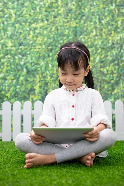 Asiático Poco China Chica Sentado Hierba Jugando Con Tablet Aire — Foto de Stock