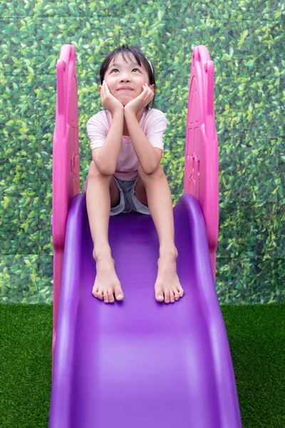 Asiatico Cinese Bambina Giocare Scivolo Outdoor Parco Giochi — Foto Stock