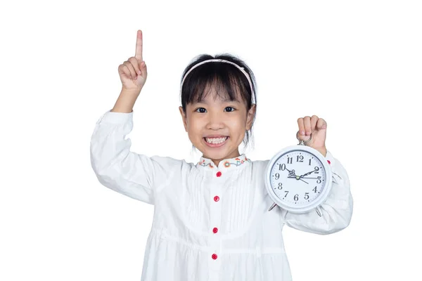Asiática China Niña Sosteniendo Reloj Despertador Aislado Blanco Fondo — Foto de Stock