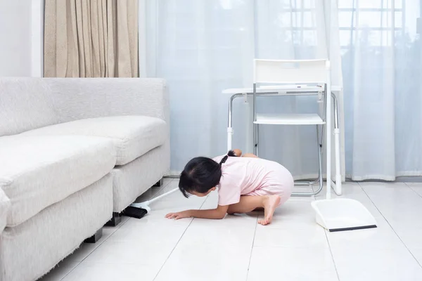 Азіатські Китайський Маленька Дівчинка Допомагаючи Робити Прибирання Віник Совок Дому — стокове фото