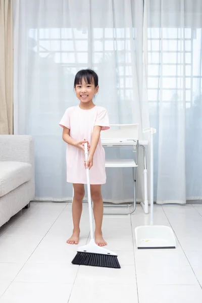 Азіатські Китайський Маленька Дівчинка Допомагаючи Робити Прибирання Віник Совок Дому — стокове фото