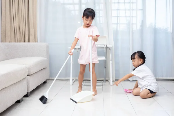 Asian Chinese Little Sisters Helping Doing Cleaning Home — Stock Photo, Image