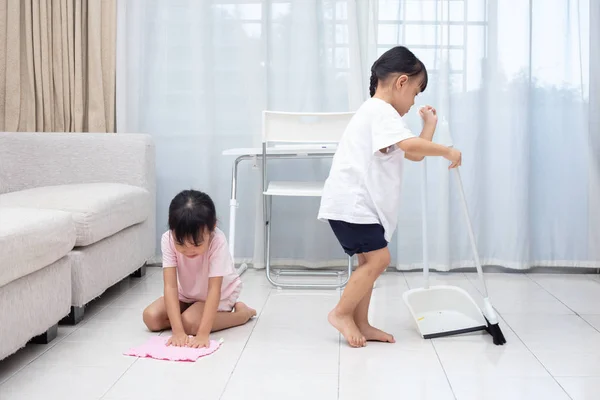 Ασιατική Κινέζικη Μικρότερες Αδελφές Βοηθώντας Κάνει Καθαρισμό Στο Σπίτι — Φωτογραφία Αρχείου