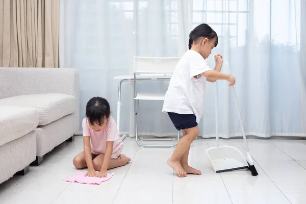 Asian Chinese Little Sisters Helping Doing Cleaning Home — Stock Photo, Image