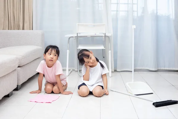 Asiatico Cinese Sorelline Aiutare Fare Pulizia Casa — Foto Stock