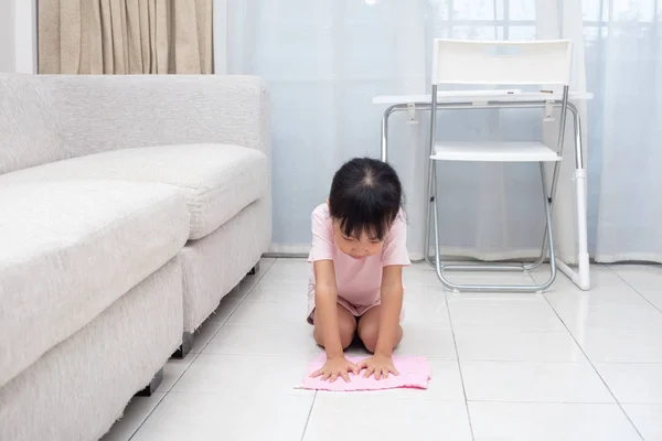 Aziatische Chinese Meisje Helpen Schoonmaken Met Doek Thuis Doen — Stockfoto