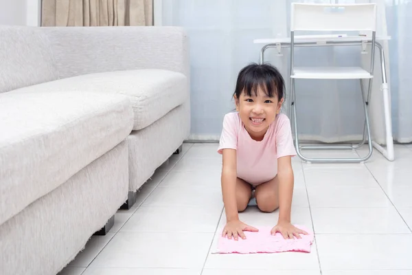 Asiatisch Chinesisch Klein Mädchen Help Doing Putzen Mit Lappen Bei — Stockfoto