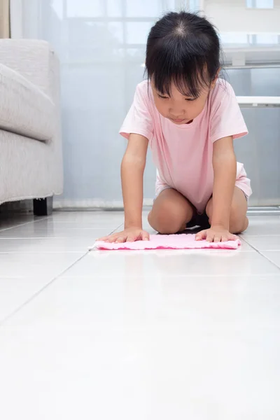 Asiática China Niña Ayudando Hacer Limpieza Con Trapo Casa — Foto de Stock
