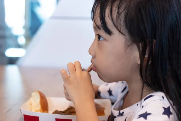 Asiatiska Kinesiska Lilla Flicka Äter Stekt Kyckling Restaurang Inomhus — Stockfoto