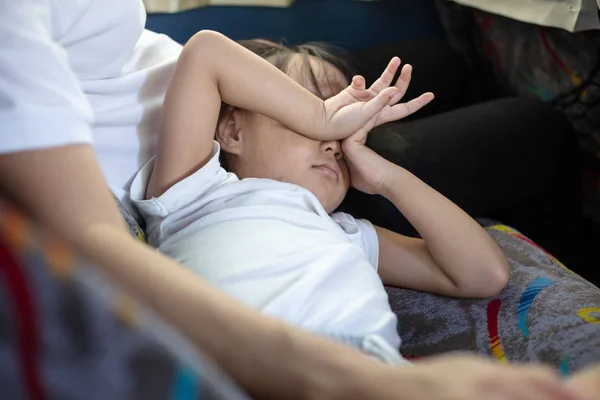 Asiatisch Chinesisch Klein Mädchen Schlafen Auf Mutter Beine Auf Die — Stockfoto