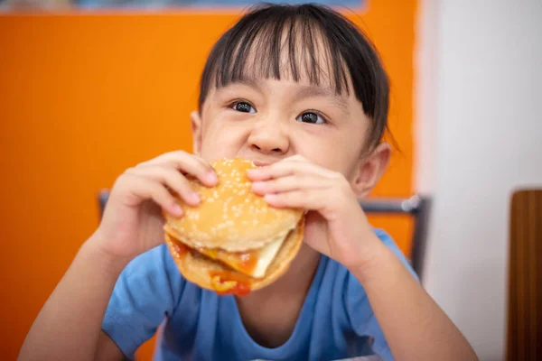 Asian Chinese Little Girl Eating Burger Indoor Restaurant — Stock Photo, Image