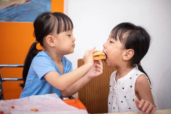 Asiatique Chinois Petites Sœurs Manger Hamburger Intérieur Restaurant — Photo