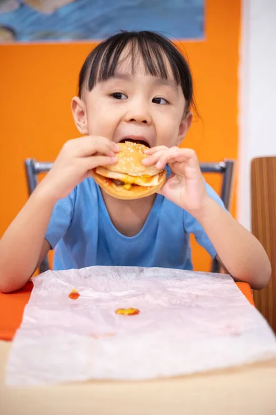 Asiatiska Kinesiska Liten Flicka Äta Burgare Restaurang Inomhus — Stockfoto