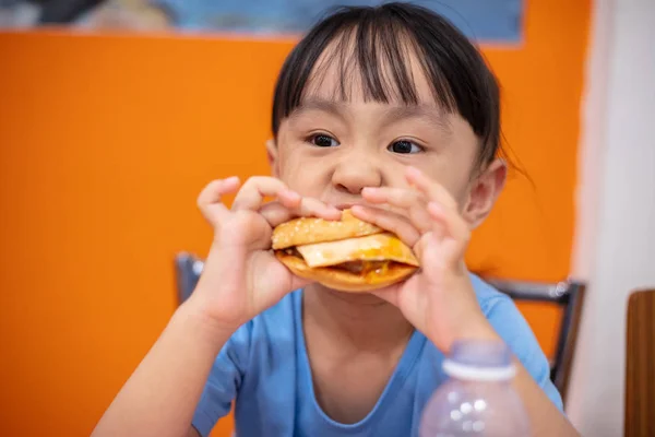 Asiatiska Kinesiska Liten Flicka Äta Burgare Restaurang Inomhus — Stockfoto