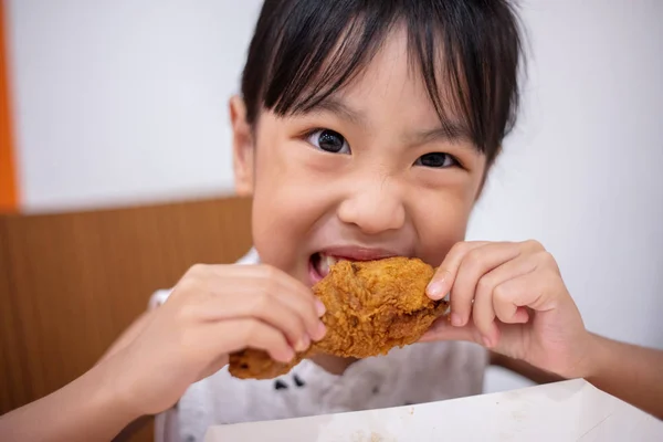 Asian Chinese Little Girl Eating Fried Chicken Indoor Restaurant — Stock Photo, Image