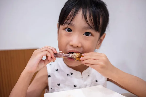 Asiatique Chinois Petite Fille Manger Poulet Frit Restaurant Intérieur — Photo