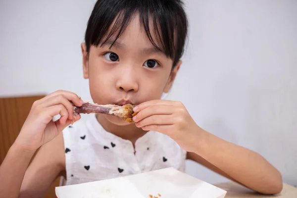Asian Chinese Little Girl Eating Fried Chicken Indoor Restaurant — Stock Photo, Image