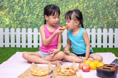 Asyalı Çinli küçük kız açık Garden'da pizza yemek