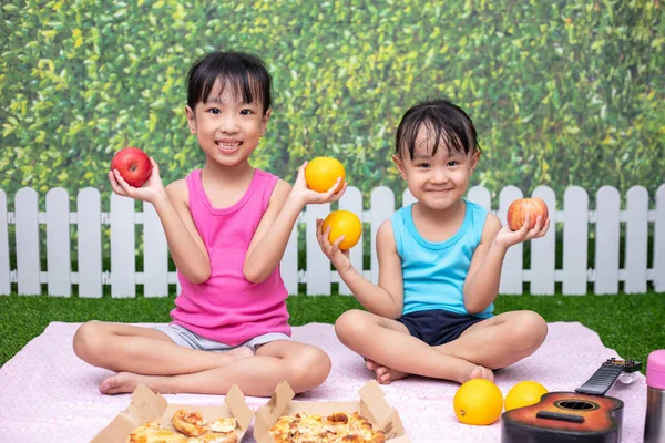 Asiático Chino Poco Hermanas Teniendo Picnic Aire Libre Jardín — Foto de Stock