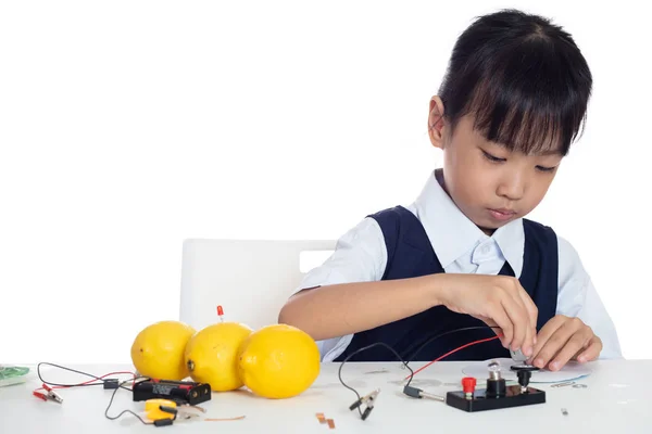 Азіатські Китайський Маленька Дівчинка Роблячи Експерименти Лимони Ізольованих Білим Тлом — стокове фото
