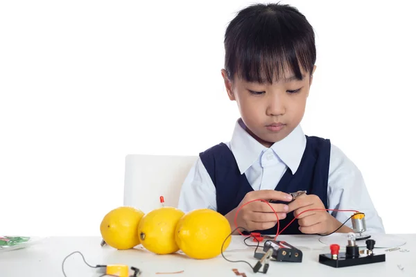 Asiatiska Kinesiska Lilla Tjej Gör Experiment Med Citroner Isolerade Vit — Stockfoto
