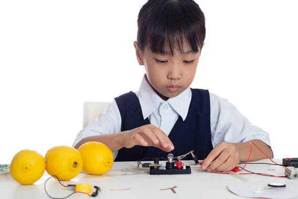 Asiatiska Kinesiska Lilla Tjej Gör Experiment Med Citroner Isolerade Vit — Stockfoto