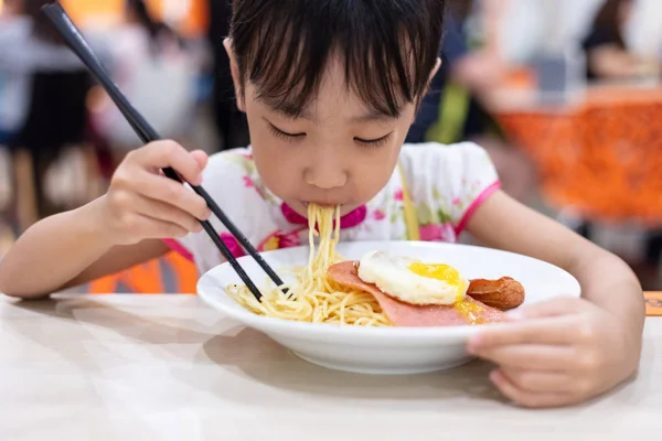 Asiatiska Kinesiska Lilla Flicka Äter Nudlar Med Ätpinnar Restaurang — Stockfoto