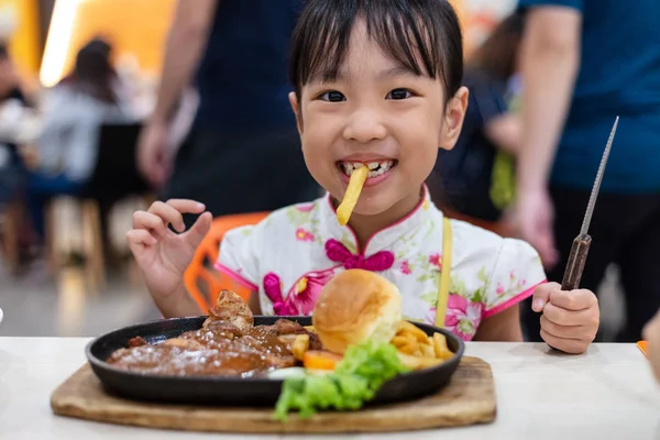 Asiatiska Kinesiska Liten Flicka Äter Western Mat Restaurangen — Stockfoto