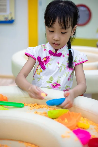 Asiatiska Kinesiska Liten Flicka Spela Kinetic Sand Inomhus Lekplats — Stockfoto