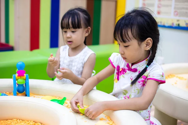Asiatiska Kinesiska Little Sisters Spelar Kinetic Sand Inomhus Lekplats — Stockfoto