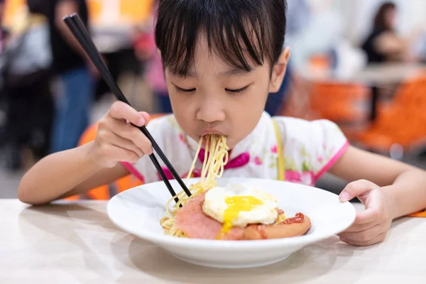 Asiatiska Kinesiska Lilla Flicka Äter Nudlar Med Ätpinnar Restaurang — Stockfoto