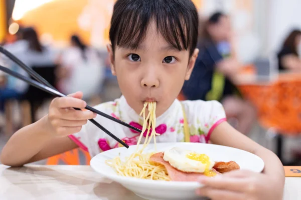 Asiática China Niña Comiendo Fideos Con Palillos Restaurante —  Fotos de Stock