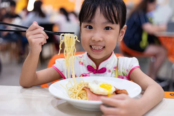 Asiatiska Kinesiska Lilla Flicka Äter Nudlar Med Ätpinnar Restaurang — Stockfoto