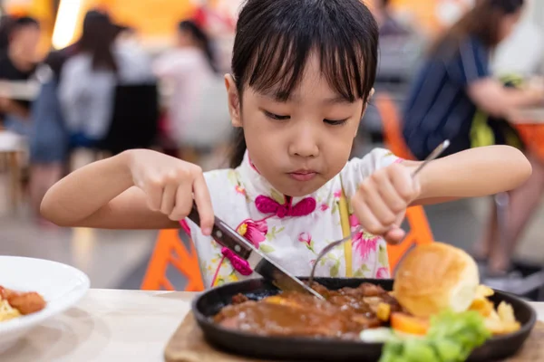 Asiatiska Kinesiska Liten Flicka Äter Western Mat Restaurangen — Stockfoto