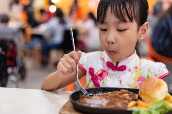 Asiatiska Kinesiska Liten Flicka Äter Western Mat Restaurangen — Stockfoto