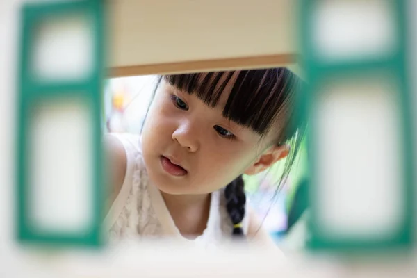 Asiática China Niña Jugando Interior Parque Infantil — Foto de Stock