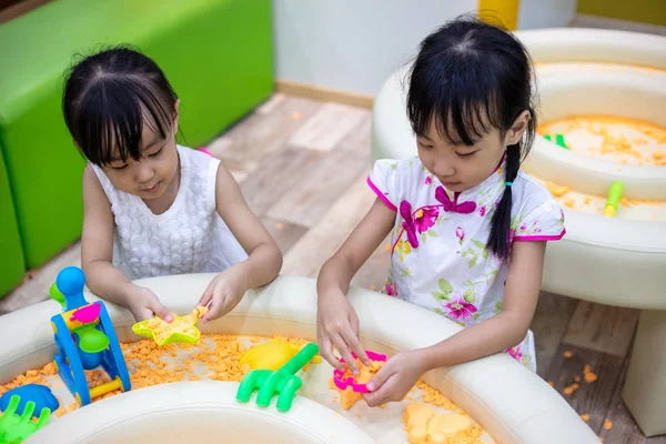 Asiatiska Kinesiska Little Sisters Spelar Kinetic Sand Inomhus Lekplats — Stockfoto