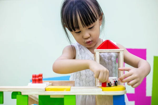 Menina Chinesa Asiática Jogando Trem Brinquedo Madeira Parque Infantil Interior — Fotografia de Stock