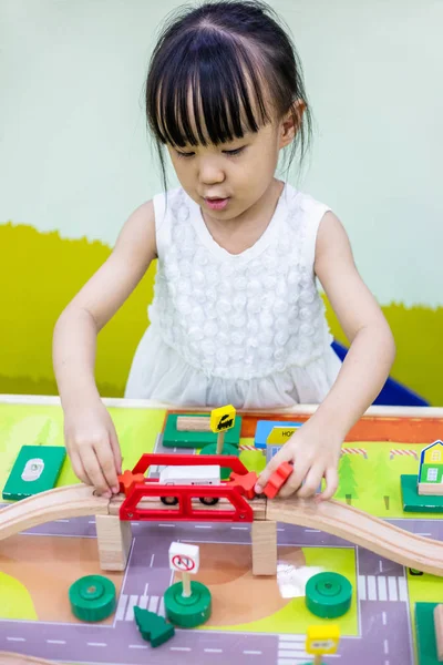 Menina Chinesa Asiática Jogando Trem Brinquedo Madeira Parque Infantil Interior — Fotografia de Stock