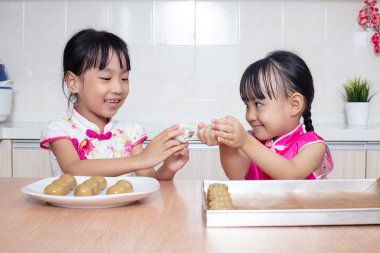 Asyalı Çinli küçük kız evde mutfakta moon pasta yapma