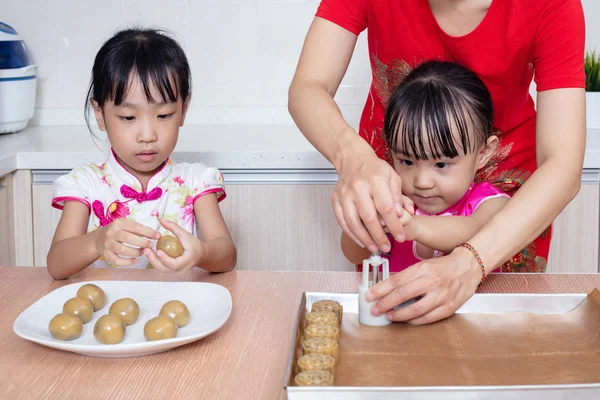 Asiatico Cinese Madre Figlie Making Moon Cake Cucina Casa — Foto Stock