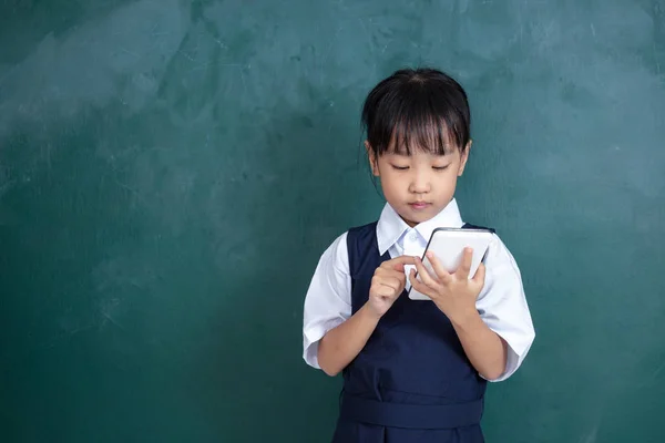 Asiatisches Chinesisches Mädchen Uniform Spielt Digitales Tablet Gegen Grüne Tafel — Stockfoto