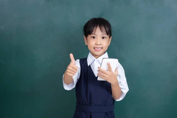 Asiatisches Chinesisches Mädchen Uniform Spielt Digitales Tablet Gegen Grüne Tafel — Stockfoto