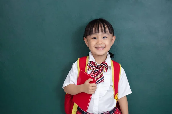 Asijská Čínská Holčička Uniformě Školní Tašku Kniha Proti Zelené Tabule — Stock fotografie