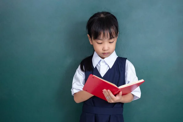 Asiatisches Chinesisches Mädchen Uniform Liest Buch Gegen Grüne Tafel Klassenzimmer — Stockfoto