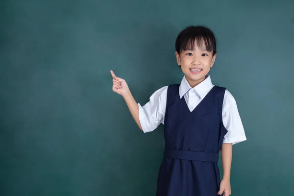 Asiatico Cinese Bambina Indicando Con Dito Fronte Lavagna Verde — Foto Stock